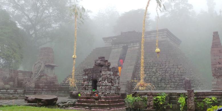 The Mysteries of the Sukuh Temple on Mount Lawu in Java that looks like a Mayan pyramid 6