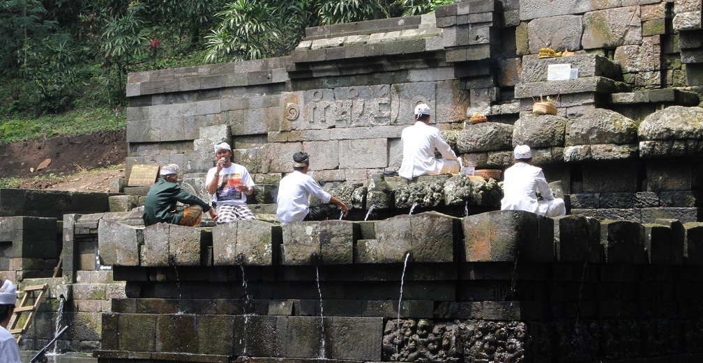 The sacred spring in Jolotundo temple (and the mysteries of Mount Penanggungan) 3