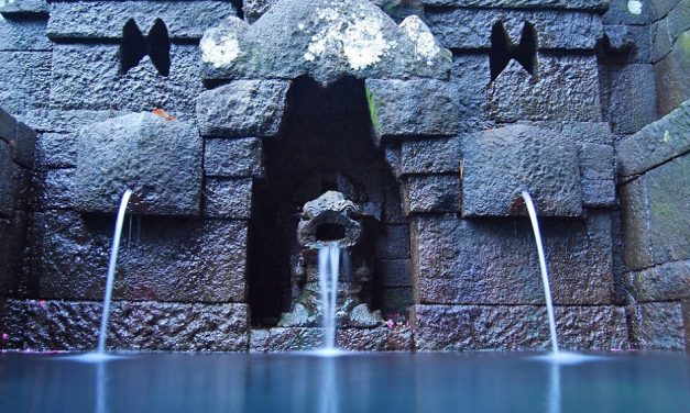 The sacred spring in Jolotundo temple (and the mysteries of Mount Penanggungan)