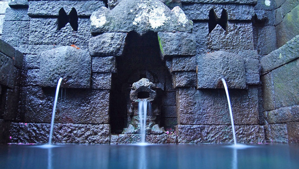 The sacred spring in Jolotundo temple (and the mysteries of Mount Penanggungan) 1