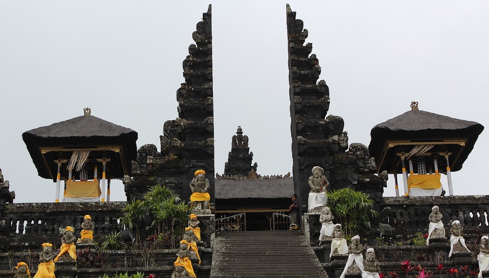 The Balinese Temple: Spiritual Architecture of the Sacred Space 1